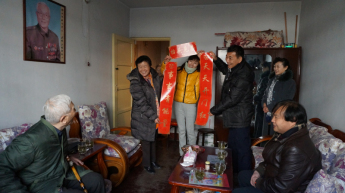 甘肅演藝集團(tuán)董事長(zhǎng)朱玉蘭、總經(jīng)理張明、藝術(shù)總監(jiān)胡豫川等慰問(wèn)離退休老同志