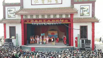 十里八鄉(xiāng)空村為秦腔場(chǎng)場(chǎng)兩萬余群眾分享文化大餐