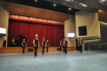 省歌舞劇院舉行《絲路花雨》演員基訓(xùn)匯報