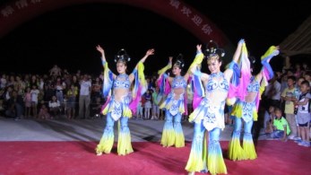 雜技表演讓歡樂(lè)和精彩無(wú)處不在——甘肅省雜技團(tuán)深入敦煌各村鎮(zhèn)演出