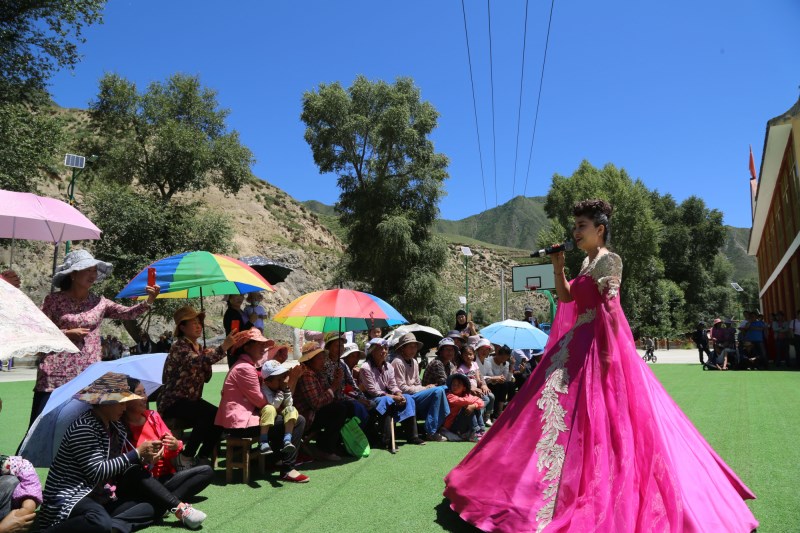 關(guān)于今夏，他們予以別樣點(diǎn)綴——甘肅省歌舞劇院“紅色文藝輕騎兵”甘南河西惠民演出添彩激情盛夏