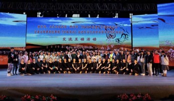 教育部、文化和旅游部、財政部2018年高雅藝術(shù)進校園——中國經(jīng)典舞劇《絲路花雨》湖南長沙站演出完美落幕