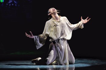 教育部、文化和旅游部、財政部2019年高雅藝術(shù)進校園——中國經(jīng)典舞劇《絲路花雨》在濟南大學獲好評