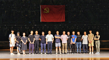 甘肅省歌舞劇院《絲路花雨》巡演黨小組開展“不忘初心、牢記使命”主題教育學(xué)習(xí)