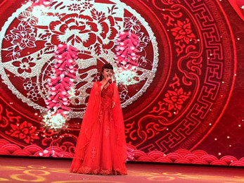 甘肅演藝集團敦煌藝術團慶?！靶轮袊闪⑵呤苣辍本穭∧渴兄菅惭葑哌M張掖和武威