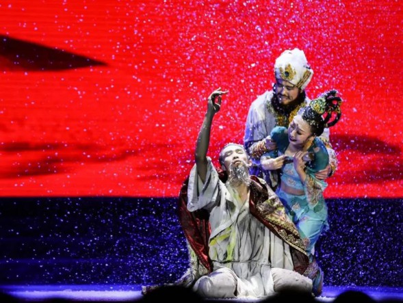 高雅藝術進校園——中國經(jīng)典舞劇《絲路花雨》震撼起舞