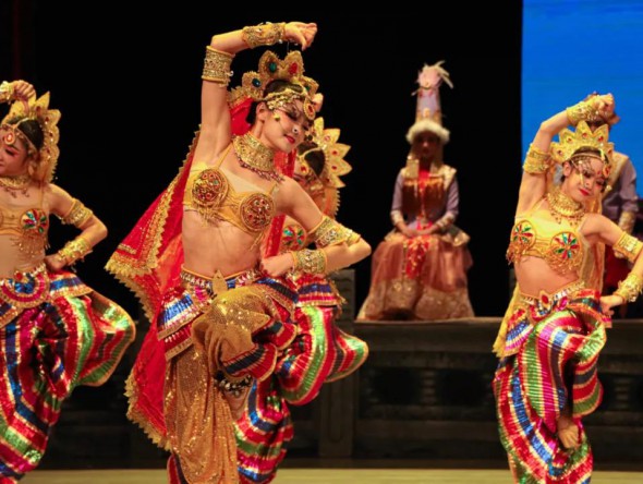 舞劇《絲路花雨》亮相“慶祝中國共產(chǎn)黨成立100周年?永遠(yuǎn)跟黨走” 2021蘭州新區(qū)紅色精品劇目演出暨文化惠民季活動