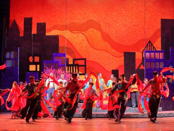 大型現(xiàn)代秦腔劇《人往高處走》在蘭上演 展現(xiàn)甘肅脫貧攻堅(jiān)生動(dòng)事跡