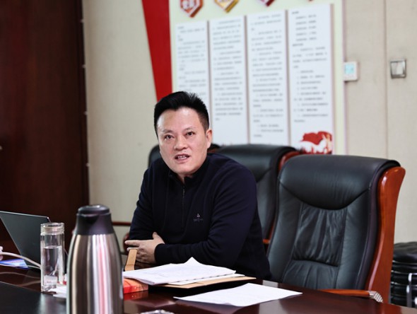 甘肅演藝集團黨委副書記、監(jiān)事會主席、 藝術(shù)總監(jiān)龍富國講授“黨的十九屆六中全會精神”專題黨課