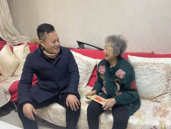 甘肅演藝集團(tuán)黨委副書記、監(jiān)事會主席、藝術(shù)總監(jiān)龍富國一行赴話劇院慰問離退休老藝術(shù)家