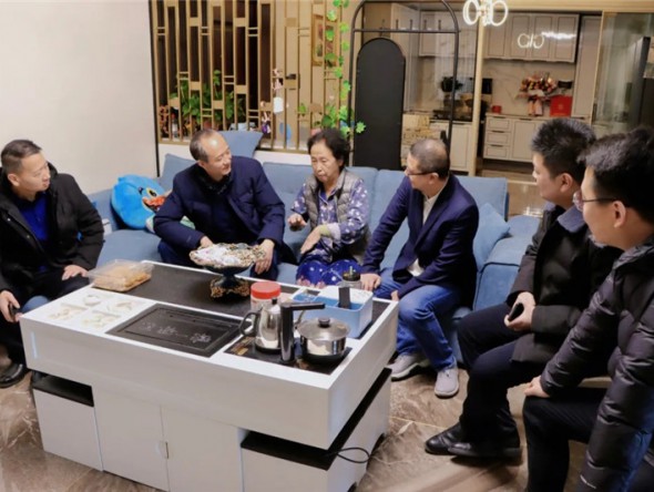 歲寒時節(jié)送暖意 殷殷關(guān)懷顯真情——甘肅演藝集團(tuán)黨委副書記、總經(jīng)理劉小承同志一行赴歌舞劇院開展春節(jié)前走訪慰問活動