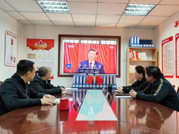 甘肅演藝集團(tuán)舞美中心組織收看中國(guó)共產(chǎn)黨第二十次全國(guó)代表大會(huì)開(kāi)幕會(huì)