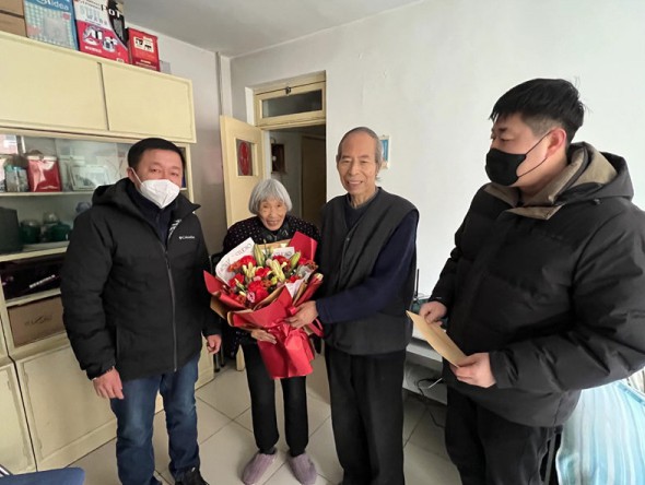 甘肅演藝集團(tuán)舞美中心黨支部 開(kāi)展2023年春節(jié)前期走訪(fǎng)慰問(wèn) 退休職工主題黨日活動(dòng)